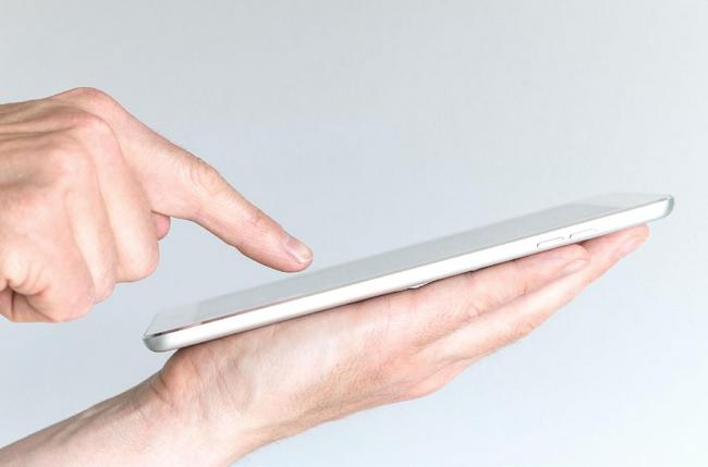 Как настроить смартфон на iOS и Android на пользование одной рукой