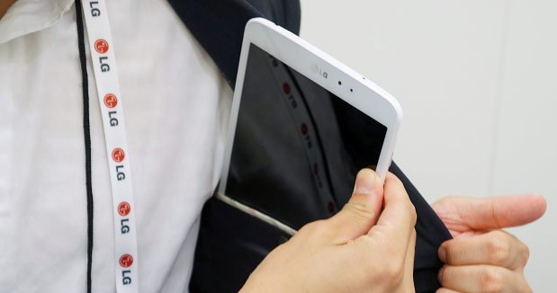 После достаточно долгой паузы, LG вернулась на рынок планшетов, представляя новинку LG G Pad 8.3. Это первый 8-дюймовый планшет, который идет с IPS дисплеем разрешения Full HD. Также девайс оснащен четырехъядерным процессором Qualcomm Snapdragon 600. Становится ясно, LG намерена этим планшетом удовлетворить даже самых требовательных пользователей.