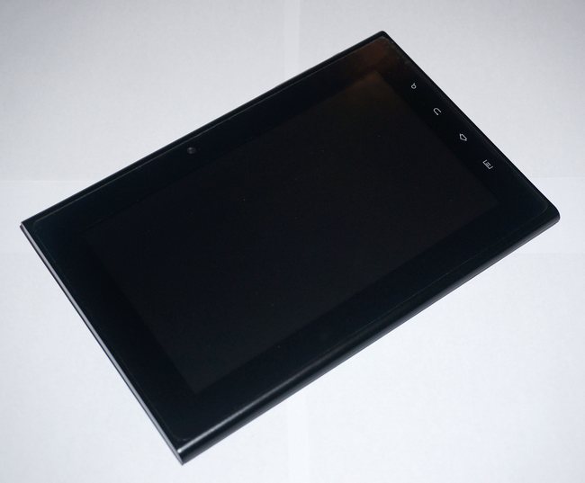 Корпус iMap-7000Tab изготовлен из черного пластика, только передняя панель почти полностью стеклянная